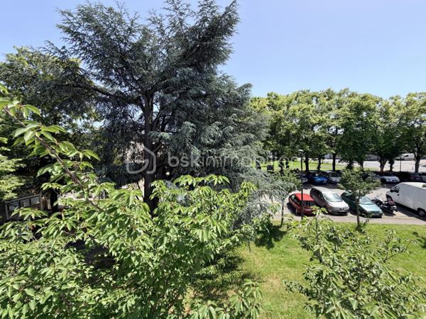 Dans le quartier Beaujardin à Tours, à proximité immédiate des écoles privées et publiques, commerces et bus, découvrez cet appartement entièrement rafraîchi aux beaux volumes.
Situé au 2ème étage d’une résidence bien entretenue avec faibles charges, il se compose d’une entrée desservant un cellier, une cuisine équipée et aménagée, un salon-séjour lumineux exposé sud avec accès balcon, 4 belles chambres, une salle d’eau et un WC indépendant.
Les + :
Fenêtres PVC double vitrage
Volets roulants motorisés
Chaudière récente avec chauffage individuel
Électricité aux normes

Un appartement fonctionnel, lumineux et idéal pour une famille ou un investissement locatif ( co location).