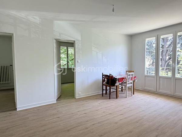 Dans le quartier Beaujardin à Tours, à proximité immédiate des écoles privées et publiques, commerces et bus, découvrez cet appartement entièrement rafraîchi aux beaux volumes.
Situé au 2ème étage d’une résidence bien entretenue avec faibles charges, il se compose d’une entrée desservant un cellier, une cuisine équipée et aménagée, un salon-séjour lumineux exposé sud avec accès balcon, 4 belles chambres, une salle d’eau et un WC indépendant.
Les + :
Fenêtres PVC double vitrage
Volets roulants motorisés
Chaudière récente avec chauffage individuel
Électricité aux normes

Un appartement fonctionnel, lumineux et idéal pour une famille ou un investissement locatif ( co location).