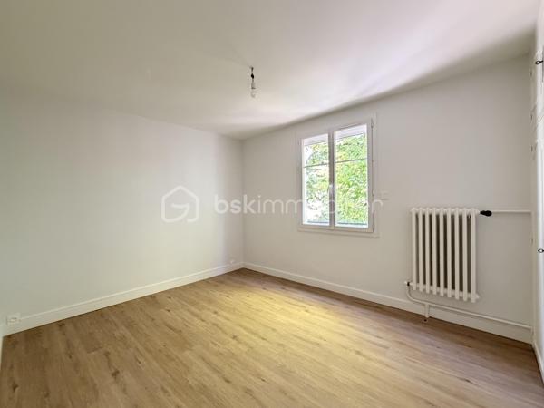 Dans le quartier Beaujardin à Tours, à proximité immédiate des écoles privées et publiques, commerces et bus, découvrez cet appartement entièrement rafraîchi aux beaux volumes.
Situé au 2ème étage d’une résidence bien entretenue avec faibles charges, il se compose d’une entrée desservant un cellier, une cuisine équipée et aménagée, un salon-séjour lumineux exposé sud avec accès balcon, 4 belles chambres, une salle d’eau et un WC indépendant.
Les + :
Fenêtres PVC double vitrage
Volets roulants motorisés
Chaudière récente avec chauffage individuel
Électricité aux normes

Un appartement fonctionnel, lumineux et idéal pour une famille ou un investissement locatif ( co location).