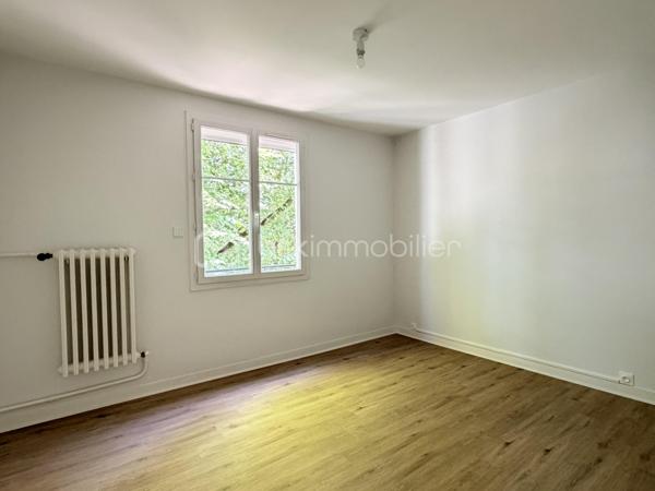 Dans le quartier Beaujardin à Tours, à proximité immédiate des écoles privées et publiques, commerces et bus, découvrez cet appartement entièrement rafraîchi aux beaux volumes.
Situé au 2ème étage d’une résidence bien entretenue avec faibles charges, il se compose d’une entrée desservant un cellier, une cuisine équipée et aménagée, un salon-séjour lumineux exposé sud avec accès balcon, 4 belles chambres, une salle d’eau et un WC indépendant.
Les + :
Fenêtres PVC double vitrage
Volets roulants motorisés
Chaudière récente avec chauffage individuel
Électricité aux normes

Un appartement fonctionnel, lumineux et idéal pour une famille ou un investissement locatif ( co location).