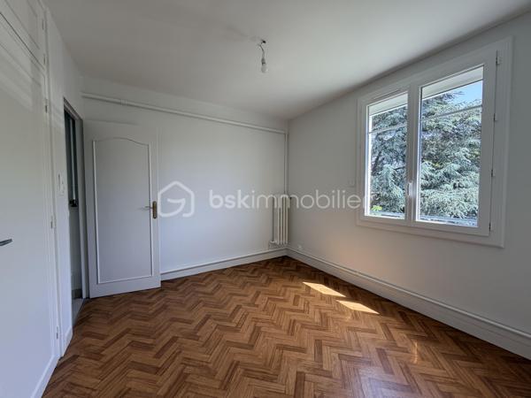 Dans le quartier Beaujardin à Tours, à proximité immédiate des écoles privées et publiques, commerces et bus, découvrez cet appartement entièrement rafraîchi aux beaux volumes.
Situé au 2ème étage d’une résidence bien entretenue avec faibles charges, il se compose d’une entrée desservant un cellier, une cuisine équipée et aménagée, un salon-séjour lumineux exposé sud avec accès balcon, 4 belles chambres, une salle d’eau et un WC indépendant.
Les + :
Fenêtres PVC double vitrage
Volets roulants motorisés
Chaudière récente avec chauffage individuel
Électricité aux normes

Un appartement fonctionnel, lumineux et idéal pour une famille ou un investissement locatif ( co location).