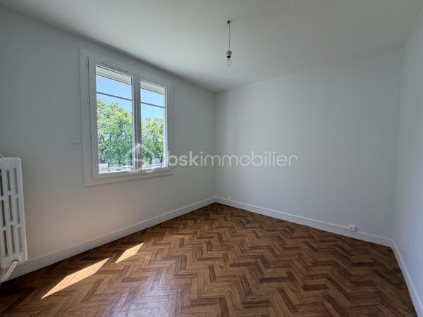 Dans le quartier Beaujardin à Tours, à proximité immédiate des écoles privées et publiques, commerces et bus, découvrez cet appartement entièrement rafraîchi aux beaux volumes.
Situé au 2ème étage d’une résidence bien entretenue avec faibles charges, il se compose d’une entrée desservant un cellier, une cuisine équipée et aménagée, un salon-séjour lumineux exposé sud avec accès balcon, 4 belles chambres, une salle d’eau et un WC indépendant.
Les + :
Fenêtres PVC double vitrage
Volets roulants motorisés
Chaudière récente avec chauffage individuel
Électricité aux normes

Un appartement fonctionnel, lumineux et idéal pour une famille ou un investissement locatif ( co location).