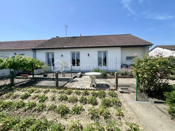Située dans un environnement calme et agréable, cette maison de plain-pied sur vide sanitaire offre une vie pratique et fonctionnelle, idéale pour une première acquisition, un couple ou une personne recherchant le confort d’un plain-pied.
Elle se compose d’une pièce de vie exposée sud-est, agréable à vivre, avec une vue dégagée sur un parc, apportant une vraie sensation d’ouverture au quotidien.
Vous trouverez également une cuisine, deux chambres, une salle d’eau et un WC indépendant.
Côté confort, la maison dispose d’un chauffage par chaudière au gaz ainsi que d’un ballon d’eau chaude.
Un garage vient compléter l’ensemble, pratique pour stationner, bricoler ou bénéficier d’un espace de rangement supplémentaire.
Le tout est édifié sur un terrain d’environ 420 m², offrant un extérieur agréable et facile à entretenir.

Une maison simple, fonctionnelle et bien pensée, avec de vrais atouts : le plain-pied, le vide sanitaire, le garage, l’exposition sud-est, la vue sur parc et un terrain à taille humaine.