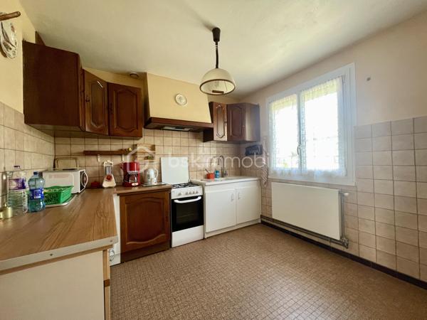 Située dans un environnement calme et agréable, cette maison de plain-pied sur vide sanitaire offre une vie pratique et fonctionnelle, idéale pour une première acquisition, un couple ou une personne recherchant le confort d’un plain-pied.
Elle se compose d’une pièce de vie exposée sud-est, agréable à vivre, avec une vue dégagée sur un parc, apportant une vraie sensation d’ouverture au quotidien.
Vous trouverez également une cuisine, deux chambres, une salle d’eau et un WC indépendant.
Côté confort, la maison dispose d’un chauffage par chaudière au gaz ainsi que d’un ballon d’eau chaude.
Un garage vient compléter l’ensemble, pratique pour stationner, bricoler ou bénéficier d’un espace de rangement supplémentaire.
Le tout est édifié sur un terrain d’environ 420 m², offrant un extérieur agréable et facile à entretenir.

Une maison simple, fonctionnelle et bien pensée, avec de vrais atouts : le plain-pied, le vide sanitaire, le garage, l’exposition sud-est, la vue sur parc et un terrain à taille humaine.
