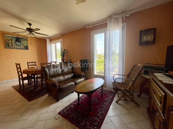 Située dans un environnement calme et agréable, cette maison de plain-pied sur vide sanitaire offre une vie pratique et fonctionnelle, idéale pour une première acquisition, un couple ou une personne recherchant le confort d’un plain-pied.
Elle se compose d’une pièce de vie exposée sud-est, agréable à vivre, avec une vue dégagée sur un parc, apportant une vraie sensation d’ouverture au quotidien.
Vous trouverez également une cuisine, deux chambres, une salle d’eau et un WC indépendant.
Côté confort, la maison dispose d’un chauffage par chaudière au gaz ainsi que d’un ballon d’eau chaude.
Un garage vient compléter l’ensemble, pratique pour stationner, bricoler ou bénéficier d’un espace de rangement supplémentaire.
Le tout est édifié sur un terrain d’environ 420 m², offrant un extérieur agréable et facile à entretenir.

Une maison simple, fonctionnelle et bien pensée, avec de vrais atouts : le plain-pied, le vide sanitaire, le garage, l’exposition sud-est, la vue sur parc et un terrain à taille humaine.
