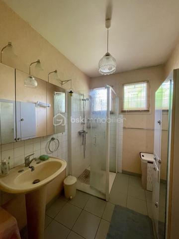 Située dans un environnement calme et agréable, cette maison de plain-pied sur vide sanitaire offre une vie pratique et fonctionnelle, idéale pour une première acquisition, un couple ou une personne recherchant le confort d’un plain-pied.
Elle se compose d’une pièce de vie exposée sud-est, agréable à vivre, avec une vue dégagée sur un parc, apportant une vraie sensation d’ouverture au quotidien.
Vous trouverez également une cuisine, deux chambres, une salle d’eau et un WC indépendant.
Côté confort, la maison dispose d’un chauffage par chaudière au gaz ainsi que d’un ballon d’eau chaude.
Un garage vient compléter l’ensemble, pratique pour stationner, bricoler ou bénéficier d’un espace de rangement supplémentaire.
Le tout est édifié sur un terrain d’environ 420 m², offrant un extérieur agréable et facile à entretenir.

Une maison simple, fonctionnelle et bien pensée, avec de vrais atouts : le plain-pied, le vide sanitaire, le garage, l’exposition sud-est, la vue sur parc et un terrain à taille humaine.