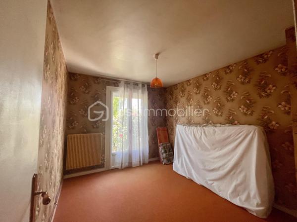 Située dans un environnement calme et agréable, cette maison de plain-pied sur vide sanitaire offre une vie pratique et fonctionnelle, idéale pour une première acquisition, un couple ou une personne recherchant le confort d’un plain-pied.
Elle se compose d’une pièce de vie exposée sud-est, agréable à vivre, avec une vue dégagée sur un parc, apportant une vraie sensation d’ouverture au quotidien.
Vous trouverez également une cuisine, deux chambres, une salle d’eau et un WC indépendant.
Côté confort, la maison dispose d’un chauffage par chaudière au gaz ainsi que d’un ballon d’eau chaude.
Un garage vient compléter l’ensemble, pratique pour stationner, bricoler ou bénéficier d’un espace de rangement supplémentaire.
Le tout est édifié sur un terrain d’environ 420 m², offrant un extérieur agréable et facile à entretenir.

Une maison simple, fonctionnelle et bien pensée, avec de vrais atouts : le plain-pied, le vide sanitaire, le garage, l’exposition sud-est, la vue sur parc et un terrain à taille humaine.