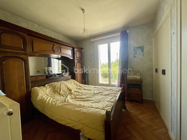 Située dans un environnement calme et agréable, cette maison de plain-pied sur vide sanitaire offre une vie pratique et fonctionnelle, idéale pour une première acquisition, un couple ou une personne recherchant le confort d’un plain-pied.
Elle se compose d’une pièce de vie exposée sud-est, agréable à vivre, avec une vue dégagée sur un parc, apportant une vraie sensation d’ouverture au quotidien.
Vous trouverez également une cuisine, deux chambres, une salle d’eau et un WC indépendant.
Côté confort, la maison dispose d’un chauffage par chaudière au gaz ainsi que d’un ballon d’eau chaude.
Un garage vient compléter l’ensemble, pratique pour stationner, bricoler ou bénéficier d’un espace de rangement supplémentaire.
Le tout est édifié sur un terrain d’environ 420 m², offrant un extérieur agréable et facile à entretenir.

Une maison simple, fonctionnelle et bien pensée, avec de vrais atouts : le plain-pied, le vide sanitaire, le garage, l’exposition sud-est, la vue sur parc et un terrain à taille humaine.