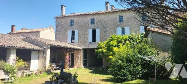 IDEAL FAMILLE NOMBREUSE PROFESSION LIBERALE OU ARTISAN!. Idéalement placée proche toutes commod...