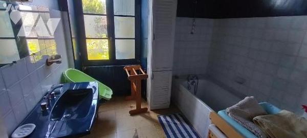 IDEAL FAMILLE NOMBREUSE PROFESSION LIBERALE OU ARTISAN!. Idéalement placée proche toutes commod...