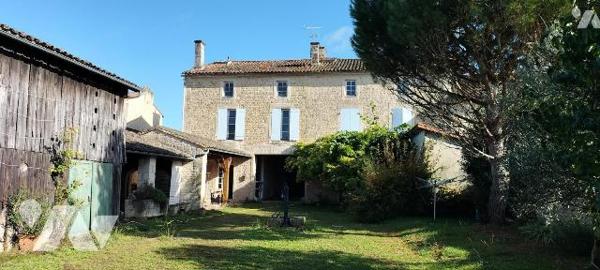 IDEAL FAMILLE NOMBREUSE PROFESSION LIBERALE OU ARTISAN!. Idéalement placée proche toutes commod...