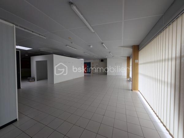 Situé à Saint-Jean-des-Baisants, à seulement quelques minutes de Sant-Lo, ce local a tout pour plaire.
Belle surface commerciale, grand garage et partie atelier.
Places de parking devant.
Parfait pour tout type d'activité.