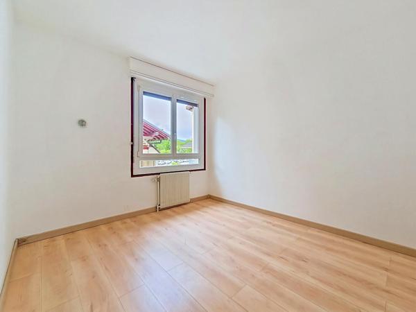 Appartement
         3 pièces
        - 55 m² 190 000 € *