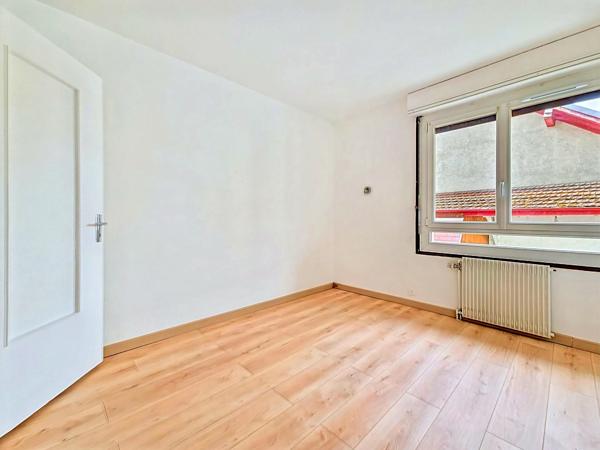 Appartement
         3 pièces
        - 55 m² 190 000 € *