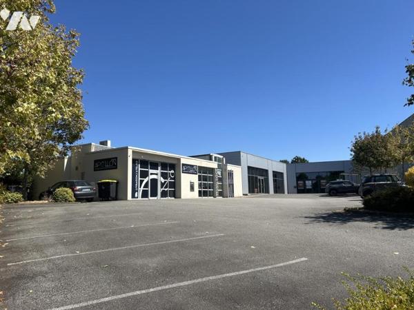 A VENDRE - LOCAUX COMMERCIAUX - LAVAL 
