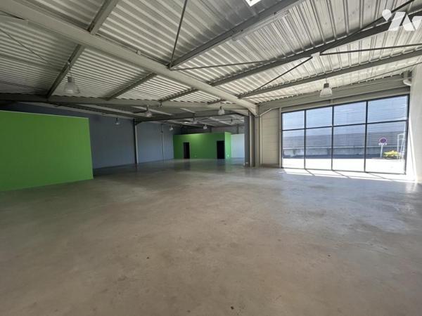 A VENDRE - LOCAUX COMMERCIAUX - LAVAL 