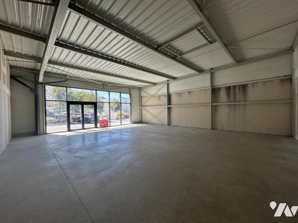 A VENDRE - LOCAUX COMMERCIAUX - LAVAL 