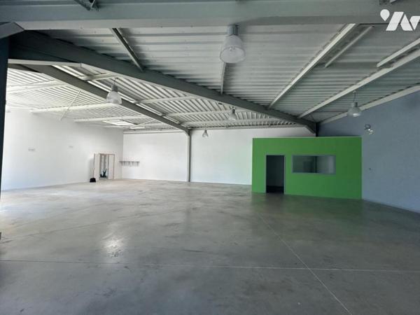 A VENDRE - LOCAUX COMMERCIAUX - LAVAL 