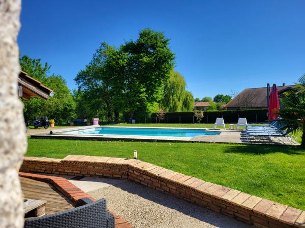 Bourg-en-Bresse (01000) à vendre proche Bourg-en-Bresse maison de 263 M2 P8 - chb d'hôtes possible -piscine chauffée sur 5800 M2