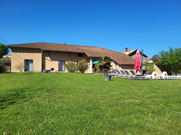 Bourg-en-Bresse (01000) à vendre proche Bourg-en-Bresse maison de 263 M2 P8 - chb d'hôtes possible -piscine chauffée sur 5800 M2