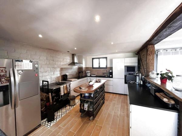 Bourg-en-Bresse (01000) à vendre proche Bourg-en-Bresse maison de 263 M2 P8 - chb d'hôtes possible -piscine chauffée sur 5800 M2