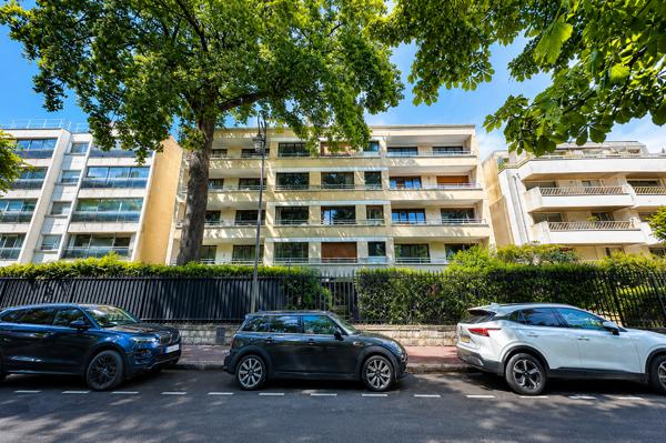 Face au Bois de Vincennes - Appartement familial de 100 m² avec balcon, box, cave et chambre de service, Vincennes 94300