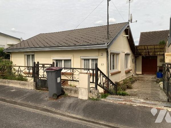 maison de plain-pied avec cour et coin vert