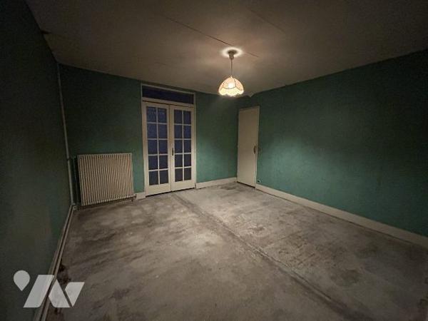 maison de plain-pied avec cour et coin vert