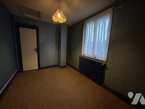 maison de plain-pied avec cour et coin vert