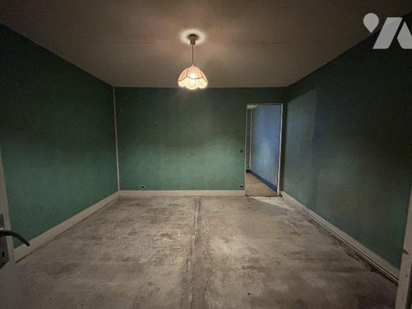 maison de plain-pied avec cour et coin vert