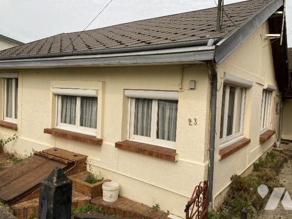 maison de plain-pied avec cour et coin vert