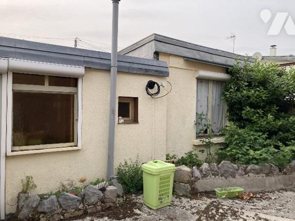 maison de plain-pied avec cour et coin vert