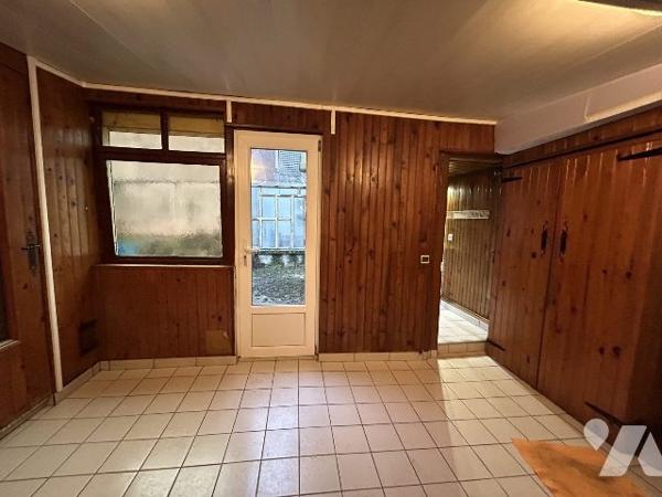 maison de plain-pied avec cour et coin vert