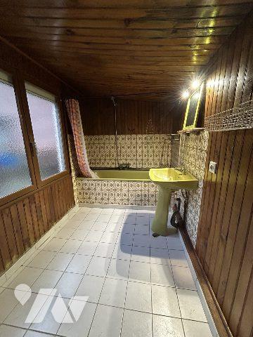 maison de plain-pied avec cour et coin vert