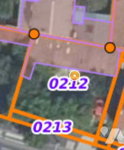 Terrain encombré d'une maison à usage d’habitation, de plain-pied, 3 pièces, 82,66 m², orientée sud.