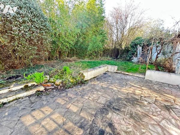 Terrain encombré d'une maison à usage d’habitation, de plain-pied, 3 pièces, 82,66 m², orientée sud.