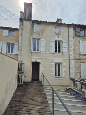 Appartement T2 en résidence sécurisée, face Hôtel de Ville, proche tous commerces et transport.