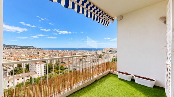 NICE - PARC IMPÉRIAL : JOLI 3 PIÈCES TRAVERSANT AVEC TERRASSE ET BALCON, BÉNÉFICIANT D'UNE VUE DÉGAGÉE SUR LA VILLE ET LA MER
