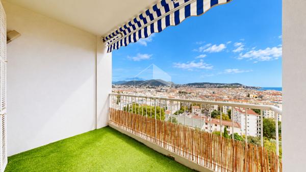 NICE - PARC IMPÉRIAL : JOLI 3 PIÈCES TRAVERSANT AVEC TERRASSE ET BALCON, BÉNÉFICIANT D'UNE VUE DÉGAGÉE SUR LA VILLE ET LA MER
