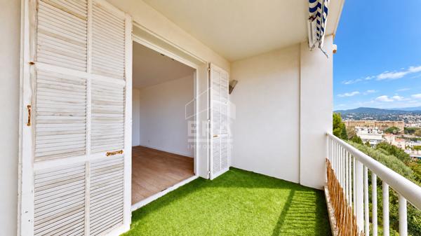 NICE - PARC IMPÉRIAL : JOLI 3 PIÈCES TRAVERSANT AVEC TERRASSE ET BALCON, BÉNÉFICIANT D'UNE VUE DÉGAGÉE SUR LA VILLE ET LA MER
