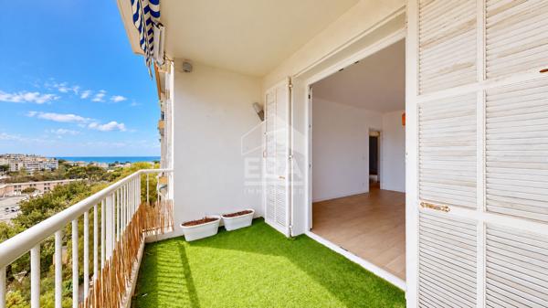 NICE - PARC IMPÉRIAL : JOLI 3 PIÈCES TRAVERSANT AVEC TERRASSE ET BALCON, BÉNÉFICIANT D'UNE VUE DÉGAGÉE SUR LA VILLE ET LA MER