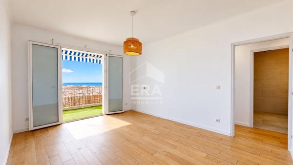NICE - PARC IMPÉRIAL : JOLI 3 PIÈCES TRAVERSANT AVEC TERRASSE ET BALCON, BÉNÉFICIANT D'UNE VUE DÉGAGÉE SUR LA VILLE ET LA MER