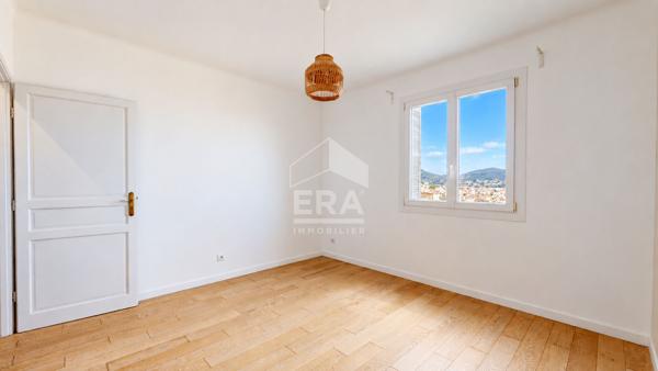 NICE - PARC IMPÉRIAL : JOLI 3 PIÈCES TRAVERSANT AVEC TERRASSE ET BALCON, BÉNÉFICIANT D'UNE VUE DÉGAGÉE SUR LA VILLE ET LA MER