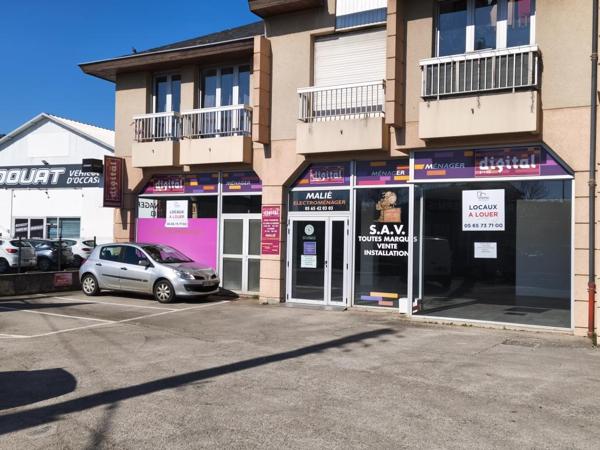 Onet le Château, Route de Séverac, local commercial de 400 m² avec belles vitrines