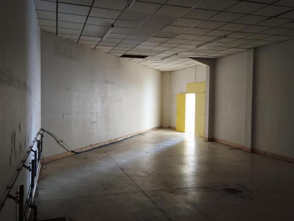 Onet le Château, Route de Séverac, local commercial de 400 m² avec belles vitrines