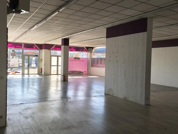 Onet le Château, Route de Séverac, local commercial de 400 m² avec belles vitrines