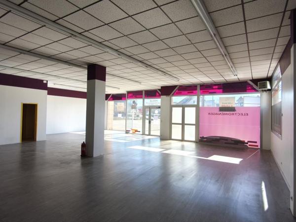 Onet le Château, Route de Séverac, local commercial de 400 m² avec belles vitrines