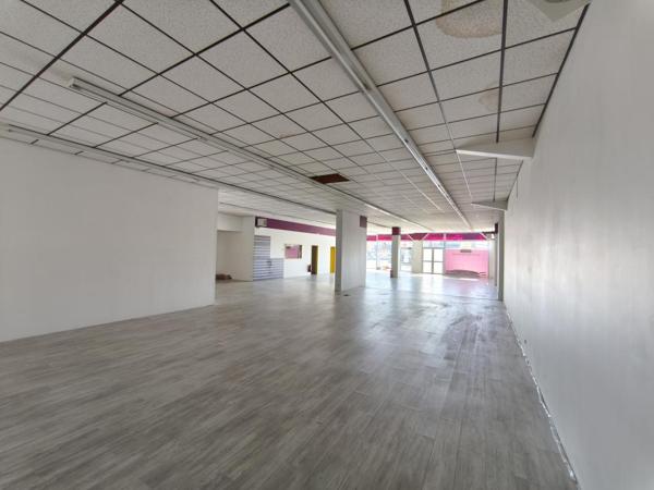 Onet le Château, Route de Séverac, local commercial de 400 m² avec belles vitrines