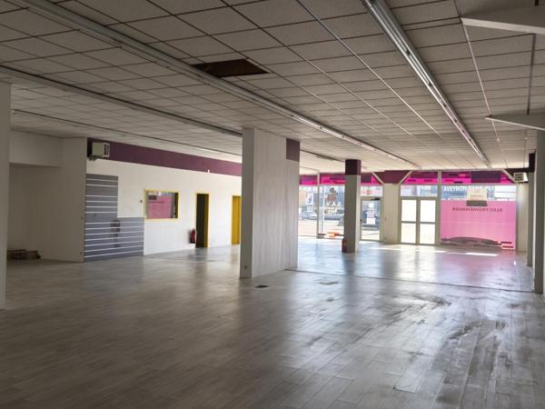 Onet le Château, Route de Séverac, local commercial de 400 m² avec belles vitrines