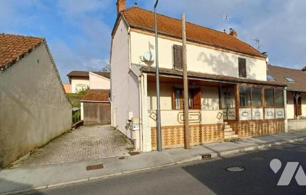 BRANGES,  - Un immeuble de rapport composé de deux logements.

-Un appartement, d'environ 70 m²...